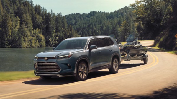 Can you tell me about the Grand Highlander's powertrain lineup?
