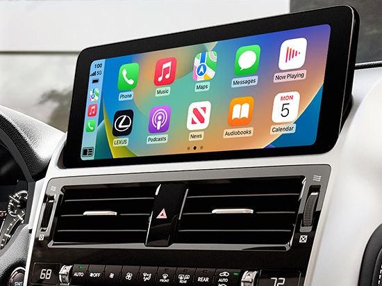 Интерьер Lexus GX с Apple CarPlay на 10,3-дюймовом сенсорном мультимедийном дисплее высокого разрешения.