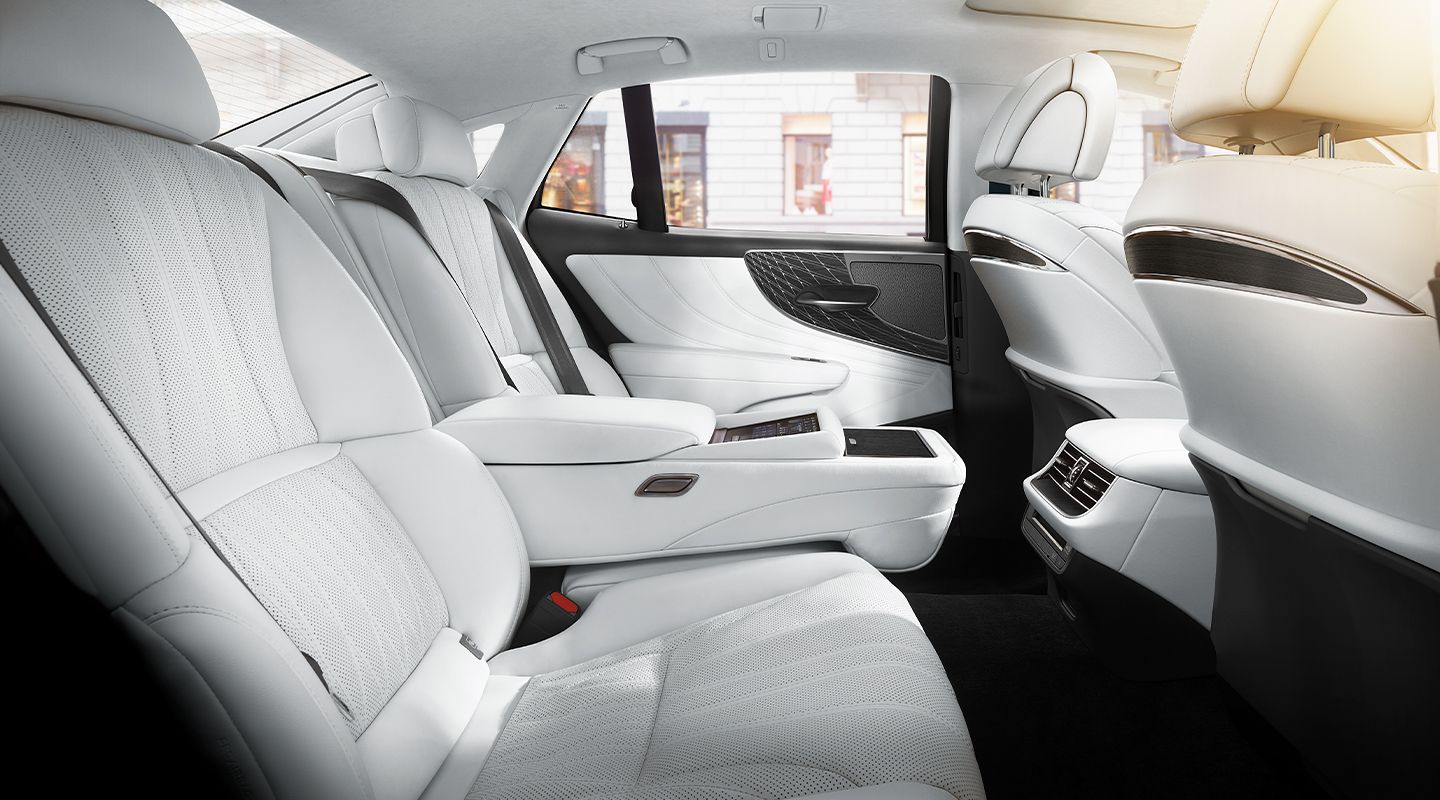 Lexus LS Rear Seat Knee Airbags Moresafety Tile 1440x800 LEX LSG MY21 0040 ?wid=1440&hei=800