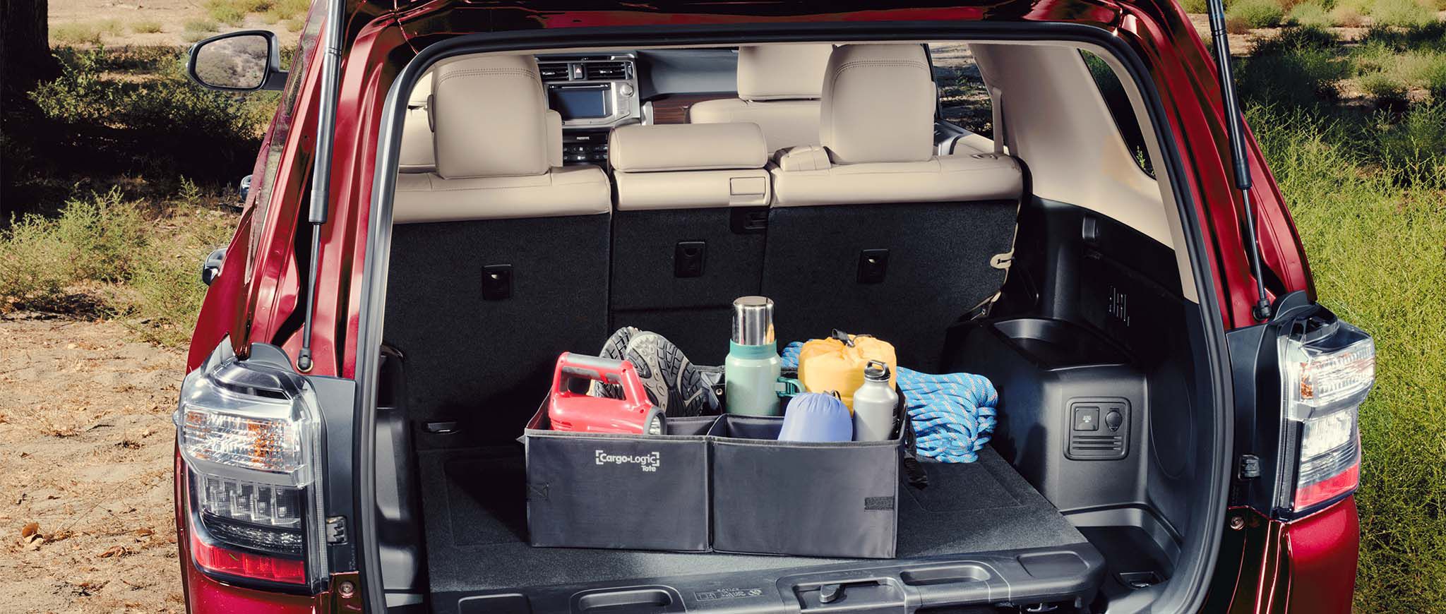 Carga dentro del maletero de una Toyota 4Runner.
