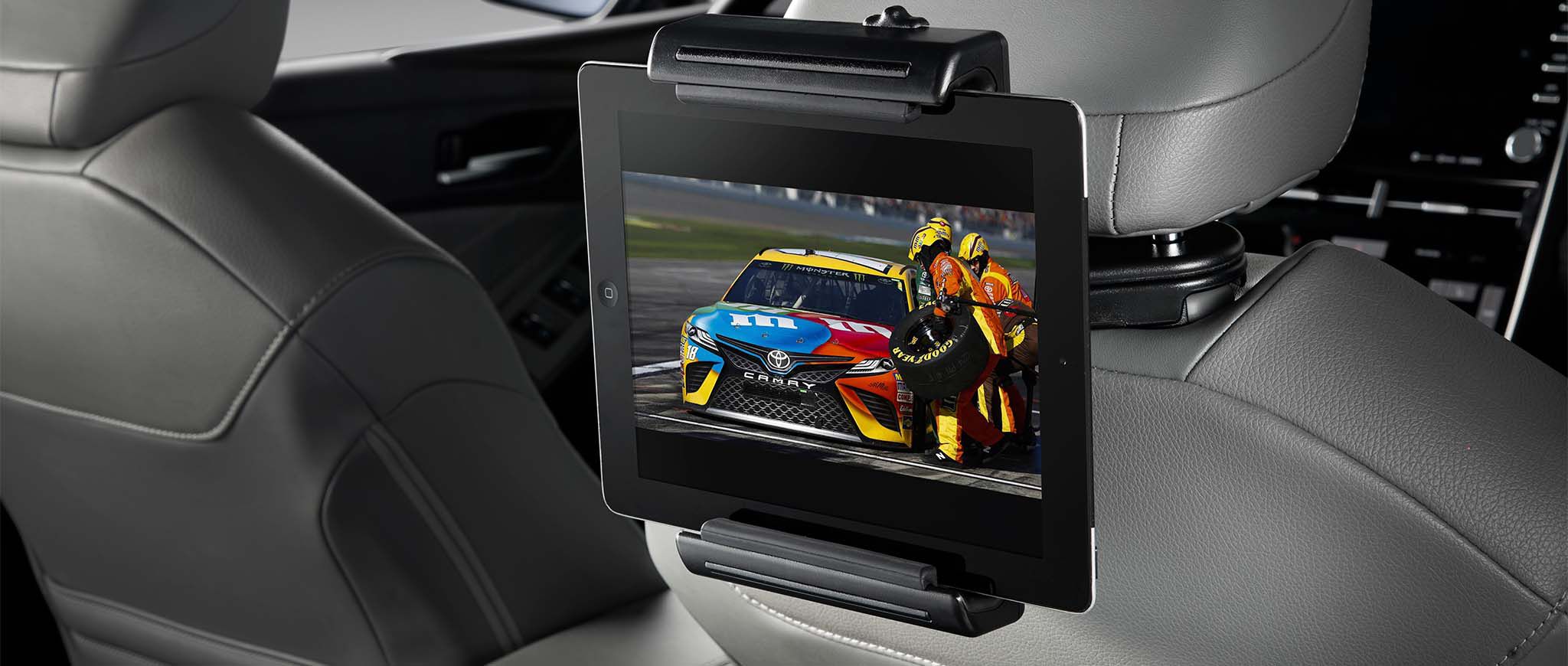 El sujetador universal para tabletas en un Toyota Prius Prime.
