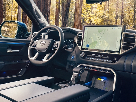 Se muestra el interior de la Toyota Sequoia 2023.
