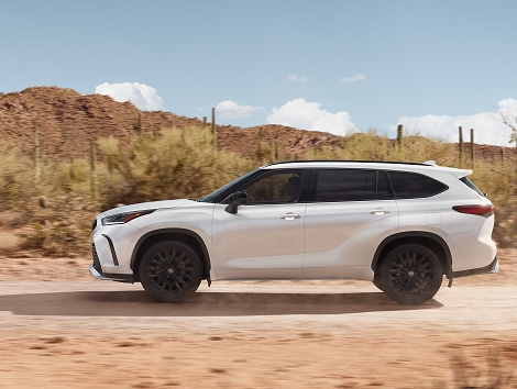 2023 Highlander XSE AWD shown in Wind Chill Pearl.