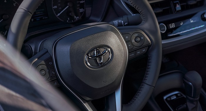 Interior del Toyota Corolla LE 2023 en tela prémium Black.
