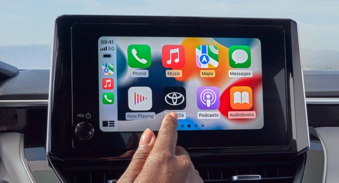 Vista interior de un Toyota Corolla 2023 que incluye la pantalla táctil.