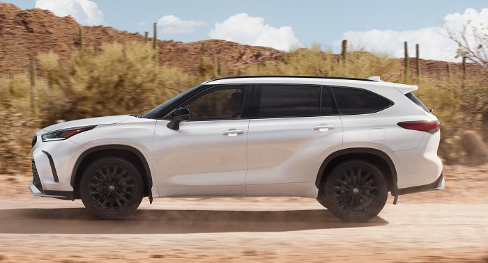 2023 Highlander XSE AWD shown in Wind Chill Pearl.