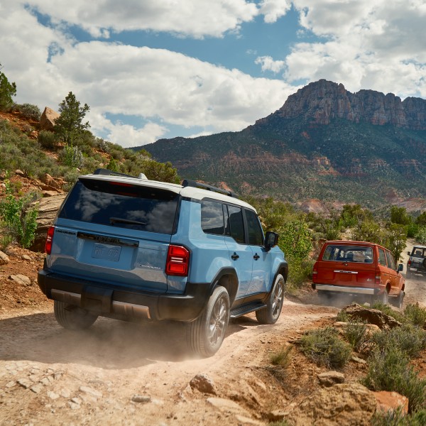 LND_MY24_0021_V001_1x1_l3c0R1trMmphHyra.