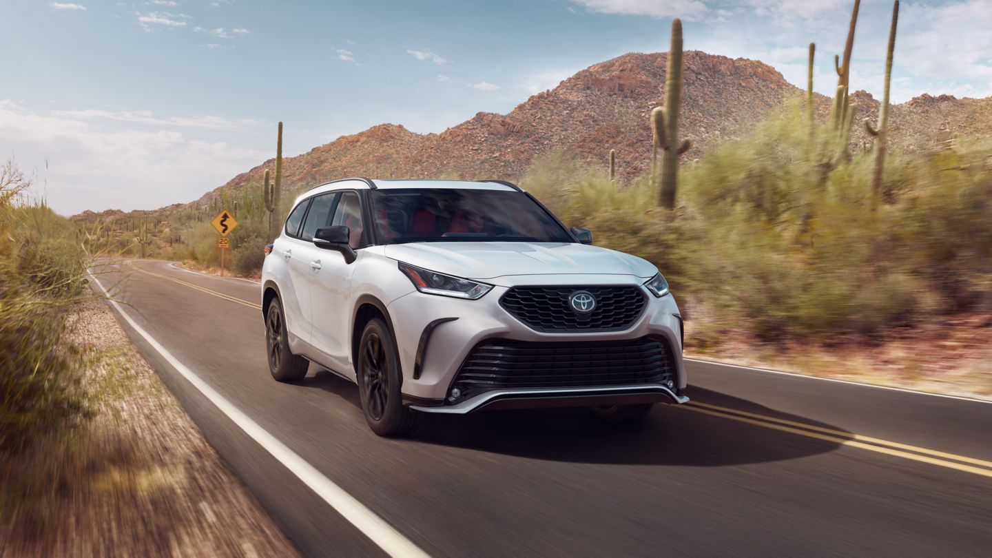 2025 Highlander XSE shown in Wind Chill Pearl.