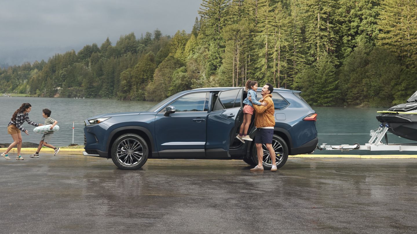 Family leaving their Toyota Grand Highlander for the lake