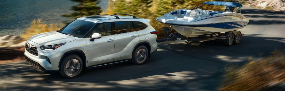 Toyota Highlander towing boat