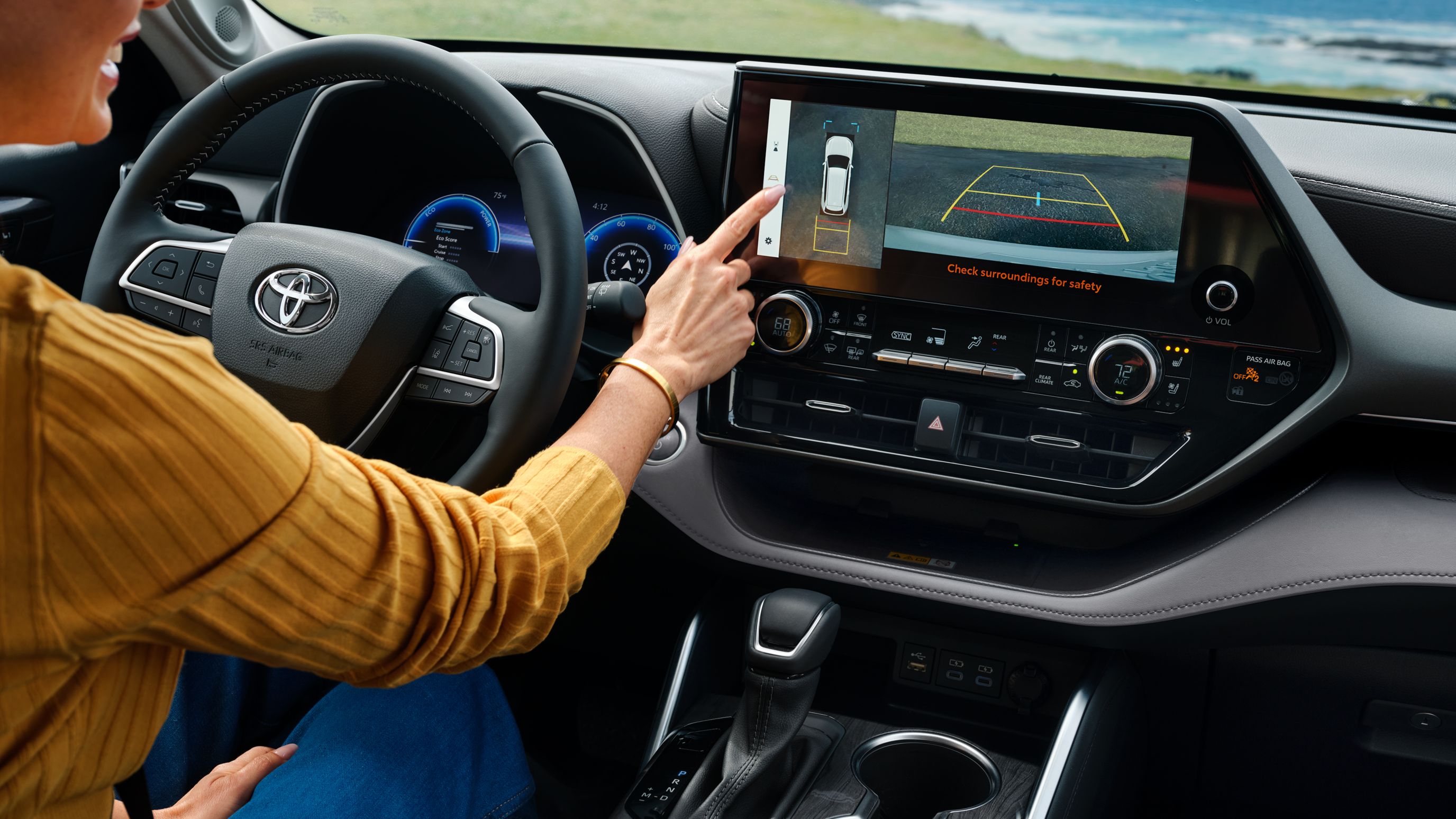 Interni Toyota Highlander Hybrid con finiture in pelle Graphite