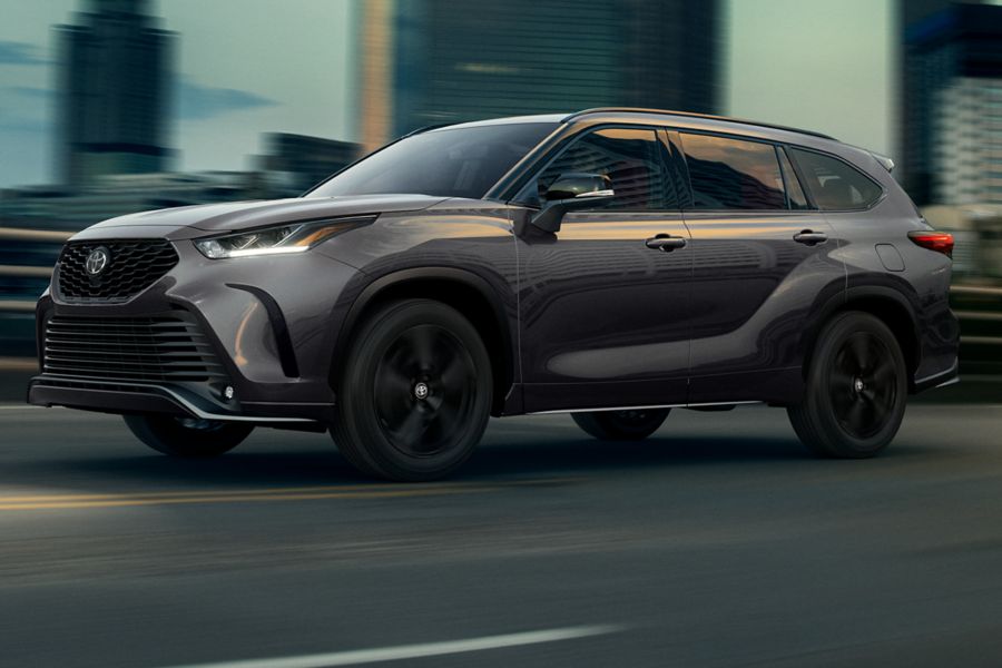 Toyota Highlander driving through a city